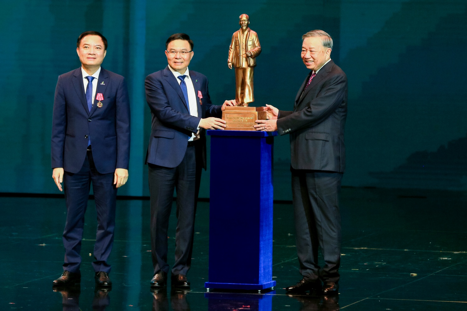 Tổng Bí thư Tô Lâm trao tặng bức tượng Chủ tịch Hồ Chí Minh cho các thế hệ lãnh đạo Petrovietnam
